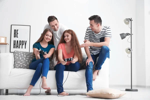 Gençler evde video oyunları oynarken