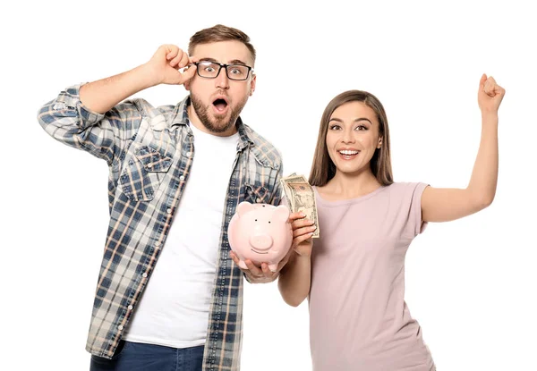 Emotionales Paar Mit Sparschwein Und Dollarnoten Auf Weißem Hintergrund Sparkonzept — Stockfoto