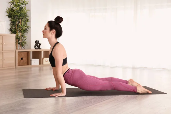 Mooie Vrouw Praktizerende Yoga Binnenshuis — Stockfoto
