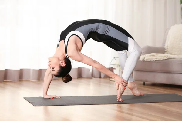 Hermosa Mujer Practicando Yoga Interiores — Foto de Stock