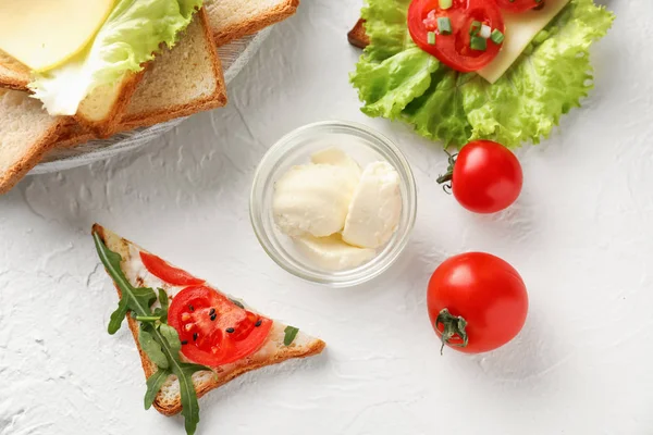 Geroosterd Brood Met Kaas Tomaten Tafel — Stockfoto