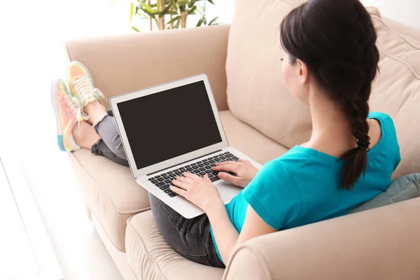 Young Female Freelancer Working Laptop Sofa Home — Stock Photo, Image