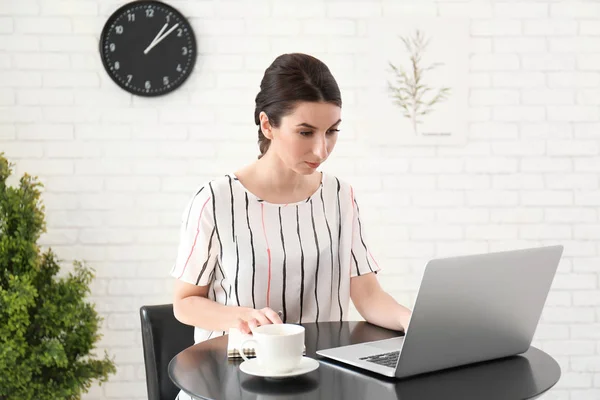 Jovem Freelancer Sexo Feminino Trabalhando Com Laptop Casa — Fotografia de Stock