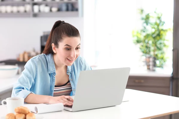 Jeune Femme Pigiste Travaillant Avec Ordinateur Portable Dans Cuisine — Photo