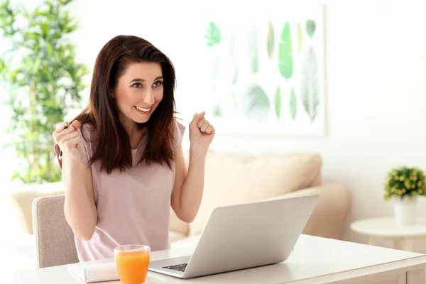 Young Female Freelancer Working Home — Stock Photo, Image