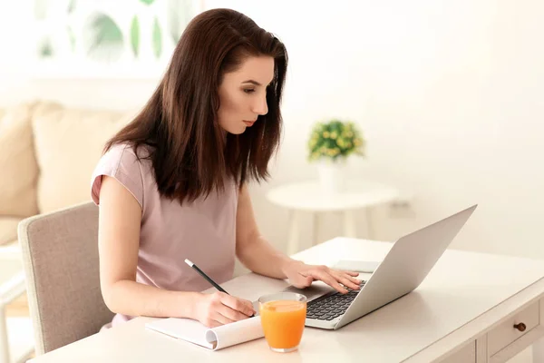 Young Female Freelancer Working Home — Stock Photo, Image