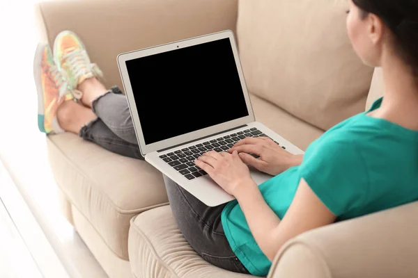 Young Female Freelancer Working Laptop Sofa Home — Stock Photo, Image