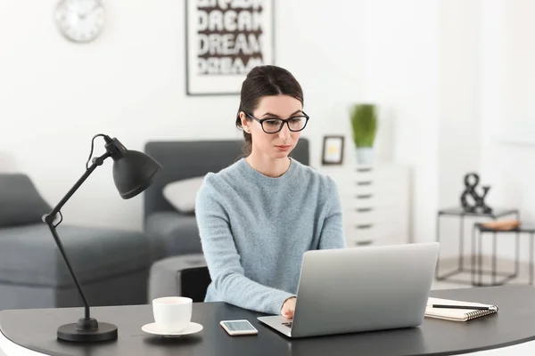 Unga Kvinnliga Frilansare Arbetar Med Laptop Office — Stockfoto