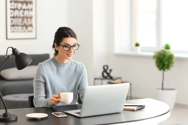 Young Female Freelancer Drinking Coffee While Working Laptop Office — Stock Photo, Image