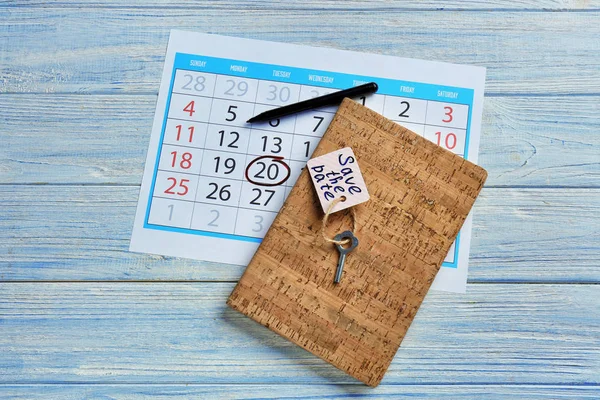 Ключ Тегом Сохранить Дату Блокнотом Календарем Столе — стоковое фото