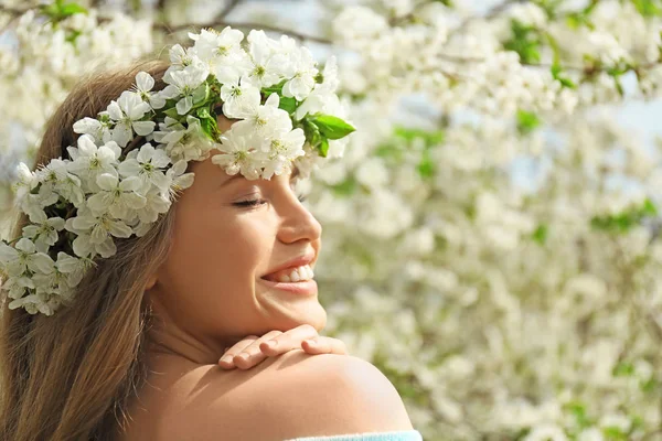 Hermosa Mujer Joven Con Corona Flores Aire Libre Día Primavera —  Fotos de Stock