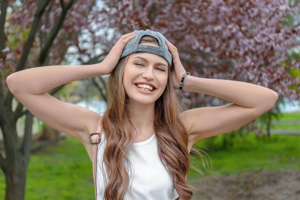 Hermosa Mujer Joven Cerca Árboles Florecientes Aire Libre Día Primavera —  Fotos de Stock