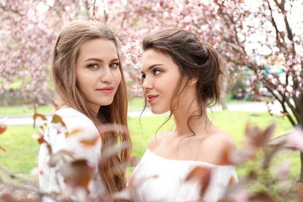 Vackra Unga Kvinnor Park Med Blommande Träd Vårdag — Stockfoto