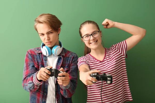 Adolescentes Com Gamepads Fundo Cor — Fotografia de Stock