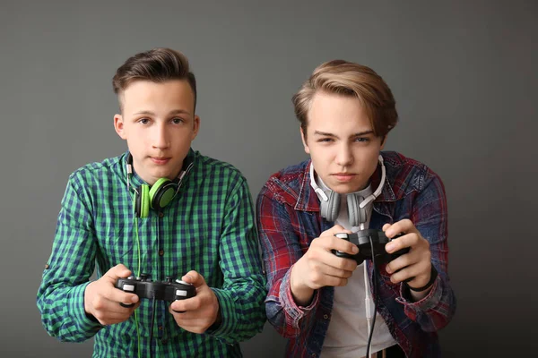 Adolescentes Con Gamepads Sobre Fondo Gris —  Fotos de Stock