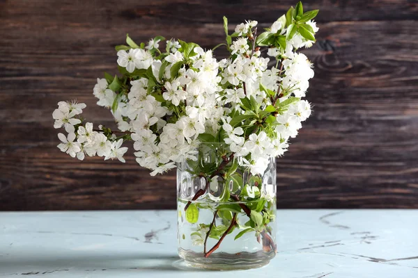 Vase Mit Schön Blühenden Zweigen Auf Dem Tisch — Stockfoto