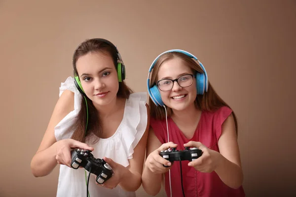 Adolescentes Com Gamepads Fundo Cor — Fotografia de Stock