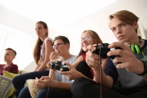 Adolescenti Che Giocano Videogiochi Casa — Foto Stock