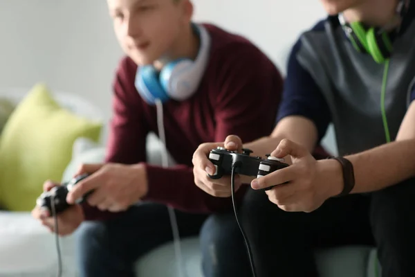 Adolescentes Jogando Jogos Vídeo Casa — Fotografia de Stock