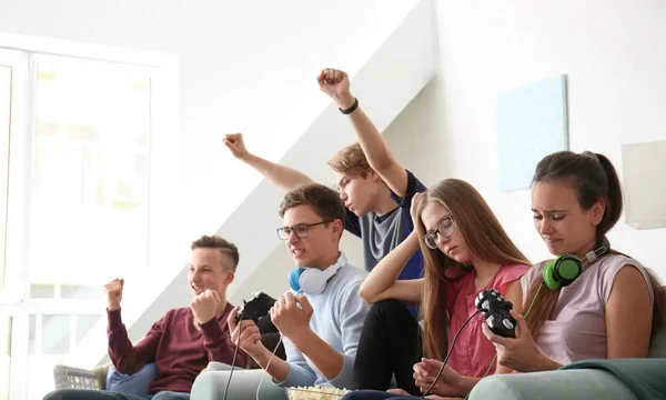 Підлітки Грають Відеоігри Вдома — стокове фото