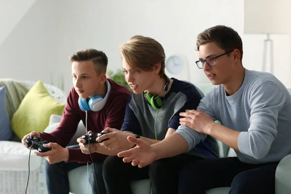 Teenagers Playing Video Games Home — Stock Photo, Image