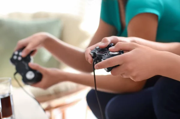 Tieners Spelen Van Videospellen Thuis — Stockfoto