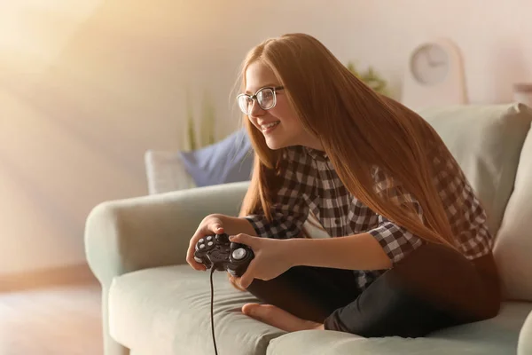 Menina Bonito Jogar Jogos Vídeo Casa — Fotografia de Stock