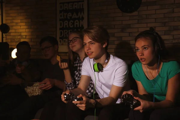 Підлітки Грають Відеоігри Вдома Пізно Ввечері — стокове фото