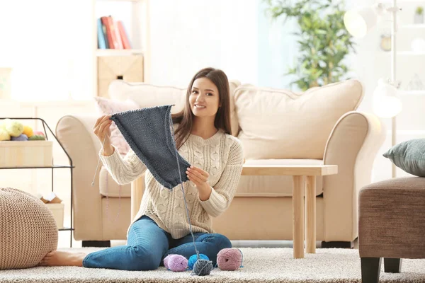 屋内で暖かいセーターを編む若い女性 — ストック写真