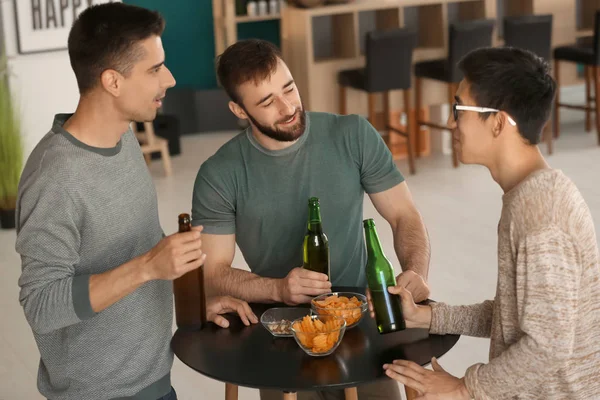 Muži Popíjeli Pivo Baru — Stock fotografie