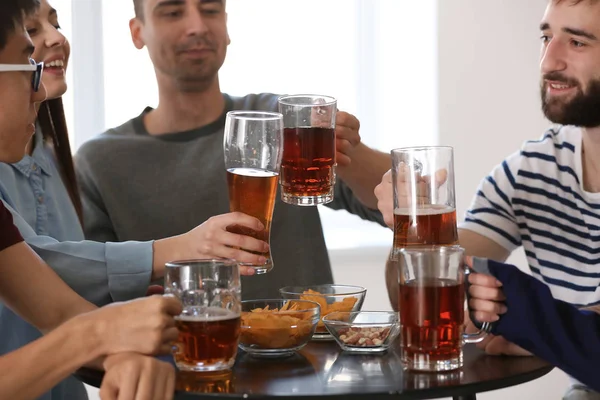 Groupe Amis Cliquetis Verres Avec Bière Bar — Photo