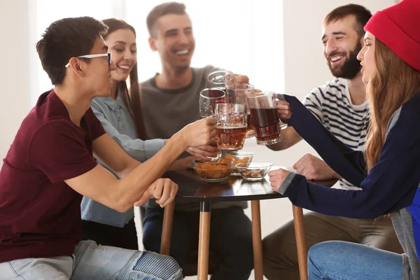 Groupe Amis Cliquetis Verres Avec Bière Bar — Photo