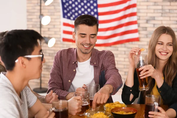 Friends Drinking Beer Bar — Stock Photo, Image