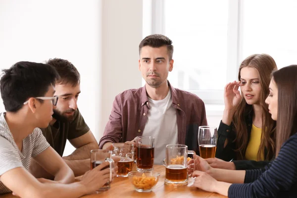 Gruppo Amici Che Bevono Birra Bar — Foto Stock