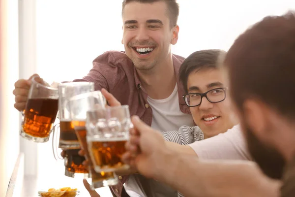 맥주와 의사표시 친구의 그룹에 — 스톡 사진