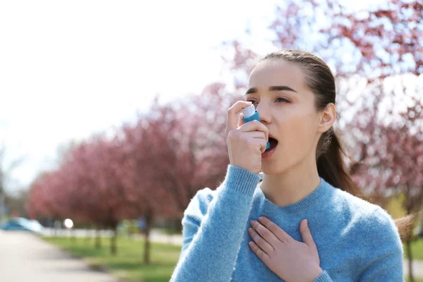 Mujer Joven Usando Inhalador Cerca Árboles Florecientes Concepto Alergia —  Fotos de Stock