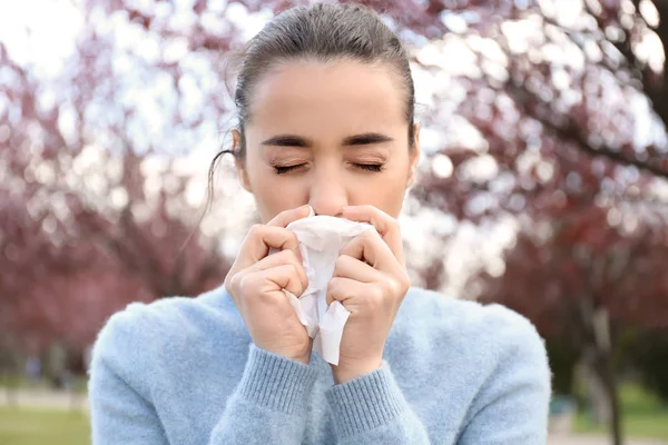 Mujer Joven Con Limpiaparabrisas Cerca Árbol Floreciente Concepto Alergia — Foto de Stock