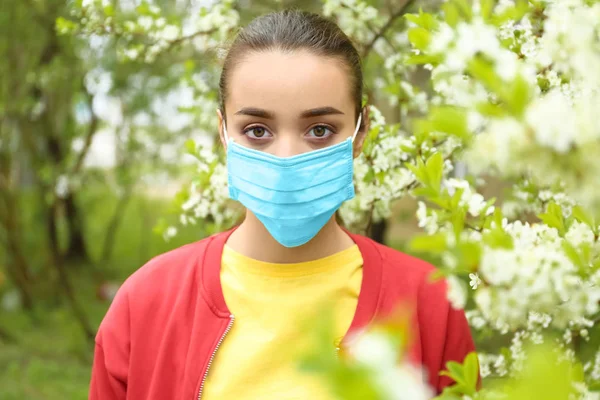 Mulher Nova Máscara Protetora Perto Árvore Florescente Conceito Alergia — Fotografia de Stock