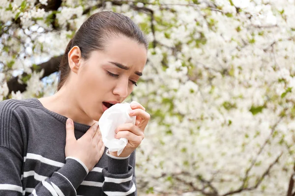 Wanita Muda Dengan Wiper Hidung Dekat Pohon Mekar Konsep Alergi — Stok Foto