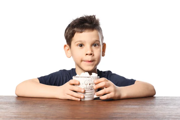 Lindo Niño Pequeño Con Taza Bebida Cacao Caliente Sentado Mesa — Foto de Stock