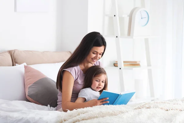 Moeder Haar Dochter Lezen Boek Samen Thuis — Stockfoto