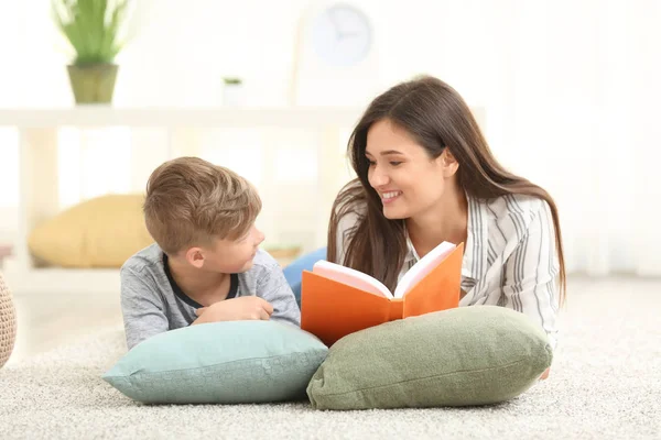 Moeder Haar Zoon Lezen Boek Samen Thuis — Stockfoto