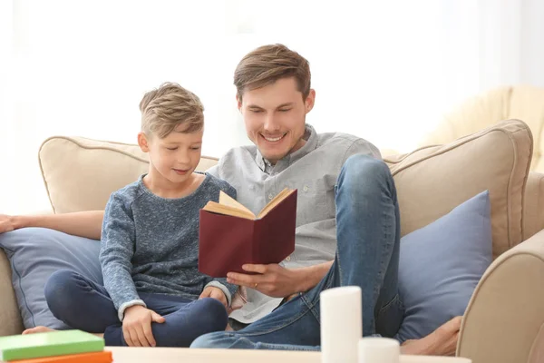 Pai Seu Filho Lendo Livro Juntos Casa — Fotografia de Stock