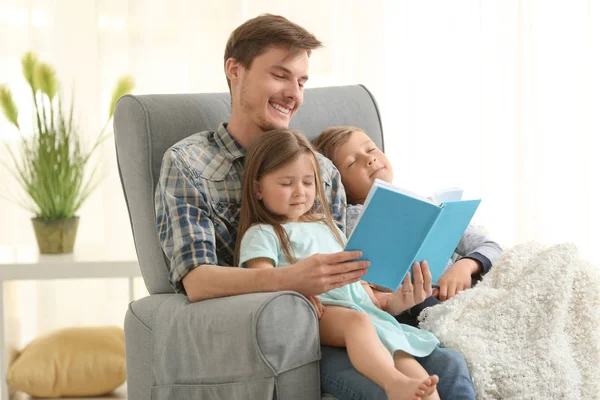 Pai Lendo Livro Para Seus Filhos Sonolentos Casa — Fotografia de Stock