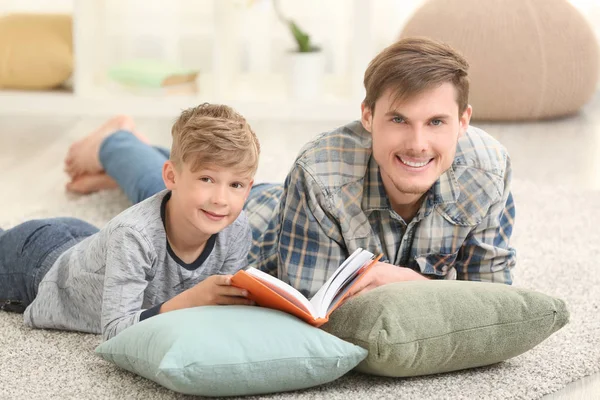 Pai Seu Filho Lendo Livro Juntos Casa — Fotografia de Stock