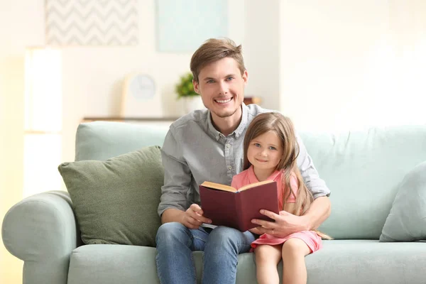 Батько Його Дочка Читають Книгу Вдома — стокове фото