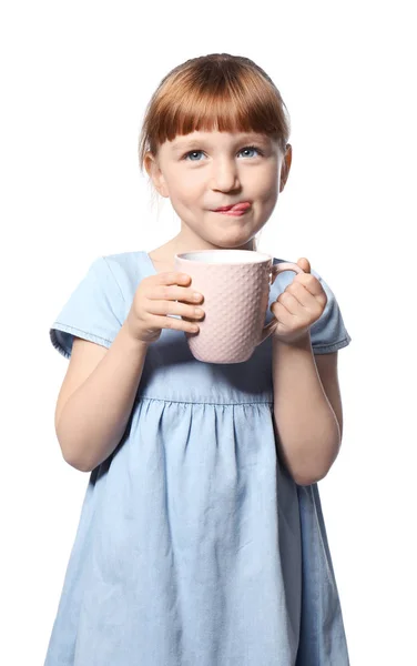 Niedliches Kleines Mädchen Mit Einer Tasse Heißen Kakaogetränks Auf Weißem — Stockfoto