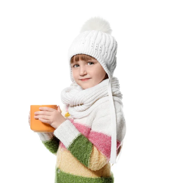 かわいい女の子の暖かい服と白い背景のホットのココア飲料のカップ — ストック写真