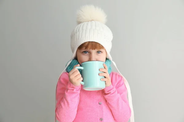 Симпатична Дівчинка Теплому Одязі Чашкою Гарячого Какао Світлому Фоні — стокове фото