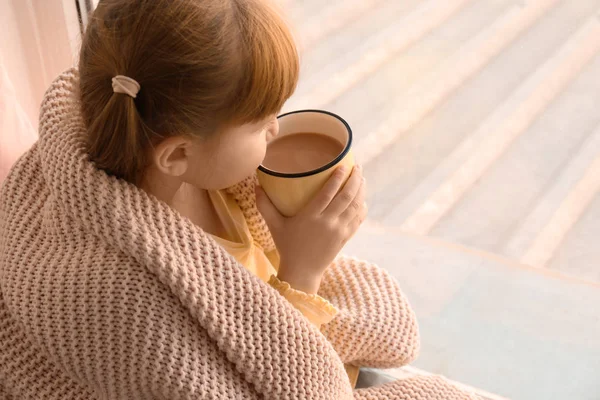 Симпатична Маленька Дівчинка Чашкою Гарячого Какао Напій Біля Вікна — стокове фото